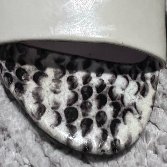 Marc Fisher Black/Beige Lizard Print Pumps Open Toe Size 5 - Picture 6 of 10